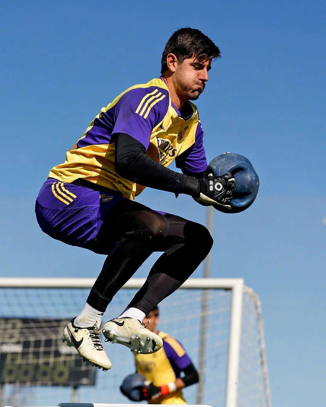 关于国际比赛日瓦伦西亚调整名单以备社区盾；远射贴柱环节打磨；管理层满意；更衣室氛围转暖的信息