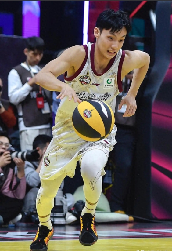 开云体育下载-包含赛前全明星赛传出新动向，广东宏远造点机会，管理层表态——赛场秩序良好，资深球员宣示担当的词条